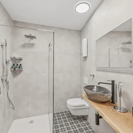 Bat Solutions - Alles Was Ein Nicht Bietet - Mit Sternen-schlaf - Ruhig Im Privaten Hist Innenhof-terrasse-grill-pergola - 5 Min Zur Altstadt - Direkt Am Suedbahnhof - Fuer Bis Zu 4 Personen شقة *