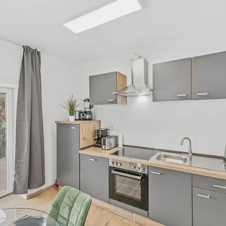 شقة Bat Solutions - Alles Was Ein Nicht Bietet - Mit Sternen-schlaf - Ruhig Im Privaten Hist Innenhof-terrasse-grill-pergola - 5 Min Zur Altstadt - Direkt Am Suedbahnhof - Fuer Bis Zu 4 Personen