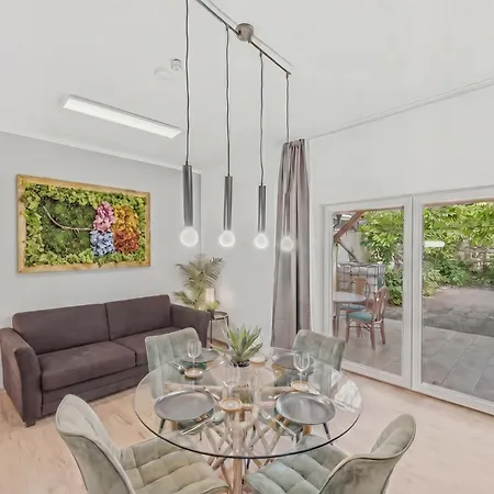 Bat Solutions - Alles Was Ein Nicht Bietet - Mit Sternen-schlaf - Ruhig Im Privaten Hist Innenhof-terrasse-grill-pergola - 5 Min Zur Altstadt - Direkt Am Suedbahnhof - Fuer Bis Zu 4 Personen *