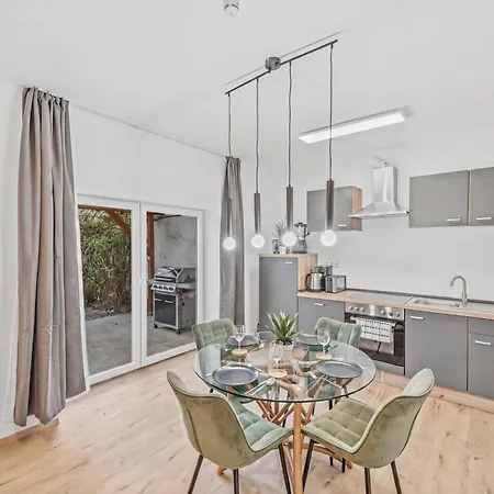 Bat Solutions - Alles Was Ein Nicht Bietet - Mit Sternen-schlaf - Ruhig Im Privaten Hist Innenhof-terrasse-grill-pergola - 5 Min Zur Altstadt - Direkt Am Suedbahnhof - Fuer Bis Zu 4 Personen ترير